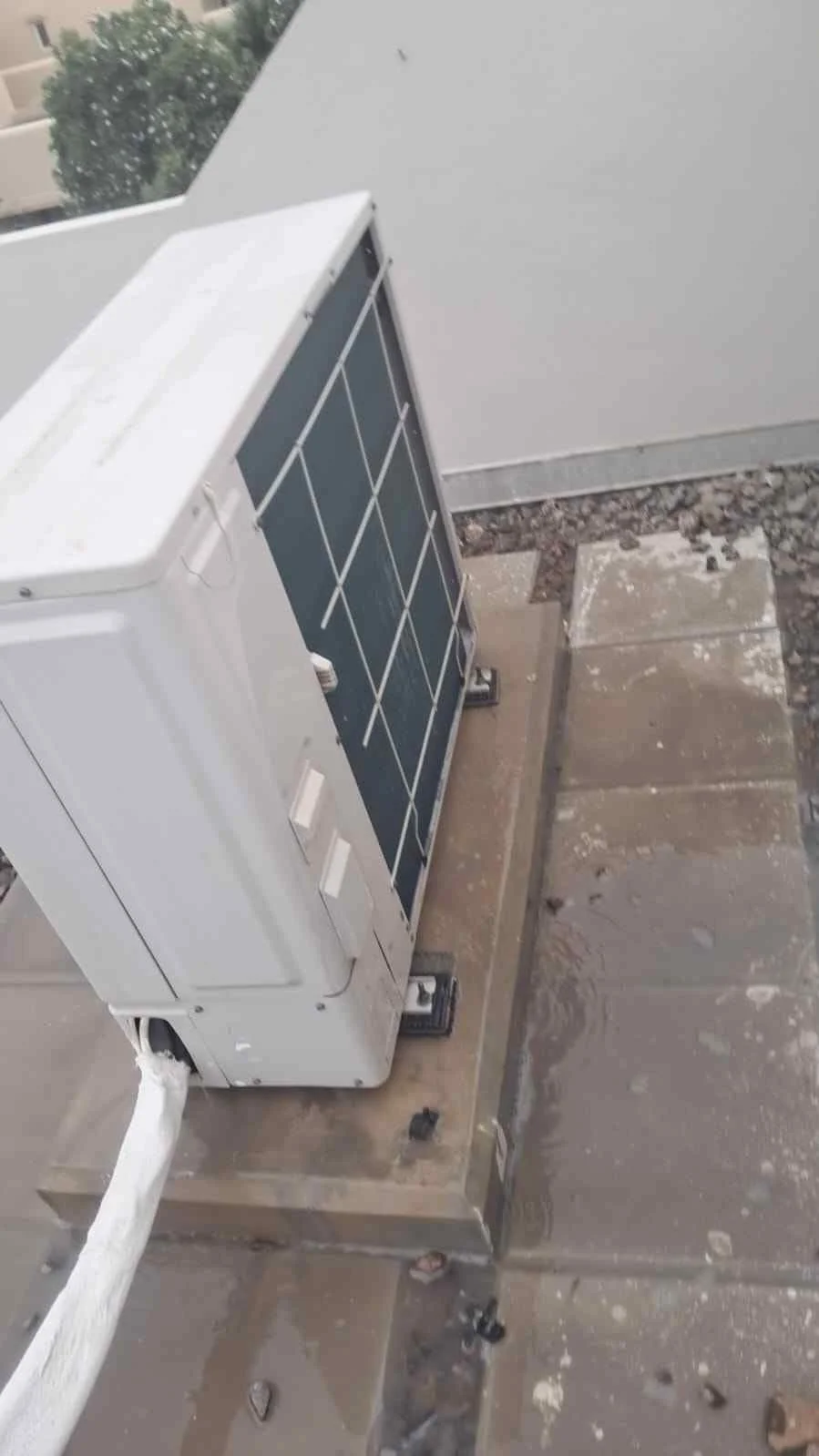 AC technician providing AC service Dubai at home and office